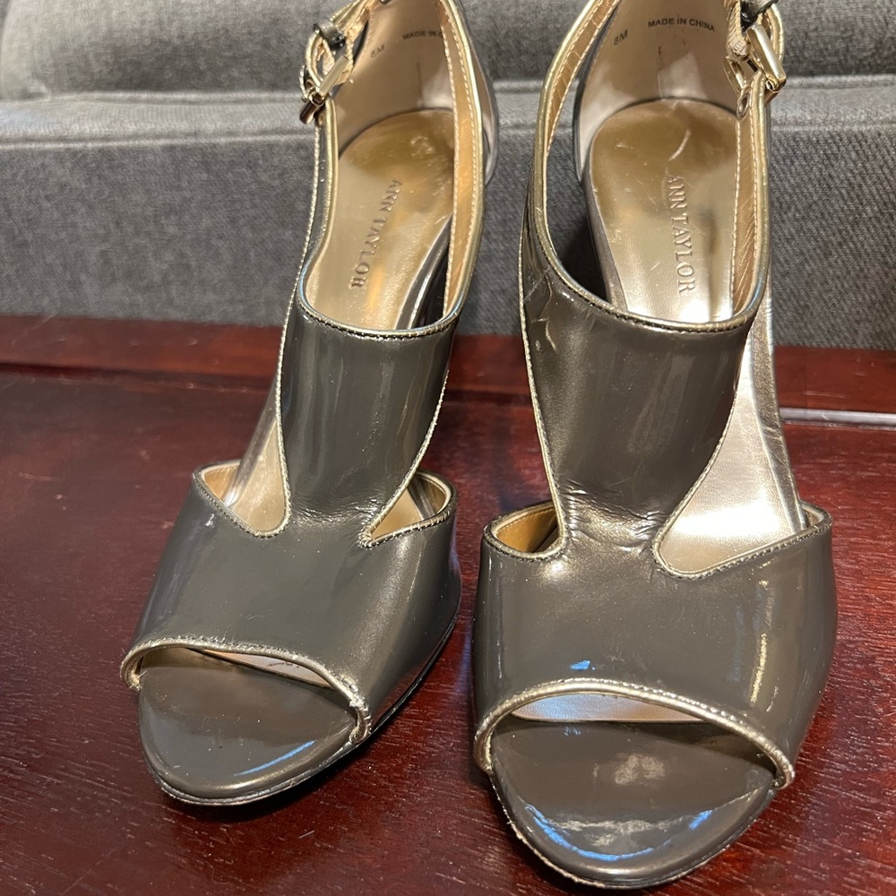 Beautiful Ann Taylor 4" T-bar heels